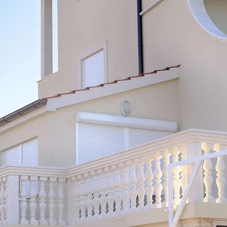 Lejlighed Luger Eg By Interhome *