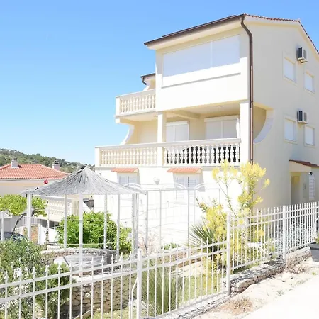 Luger Eg By Interhome Ražanj